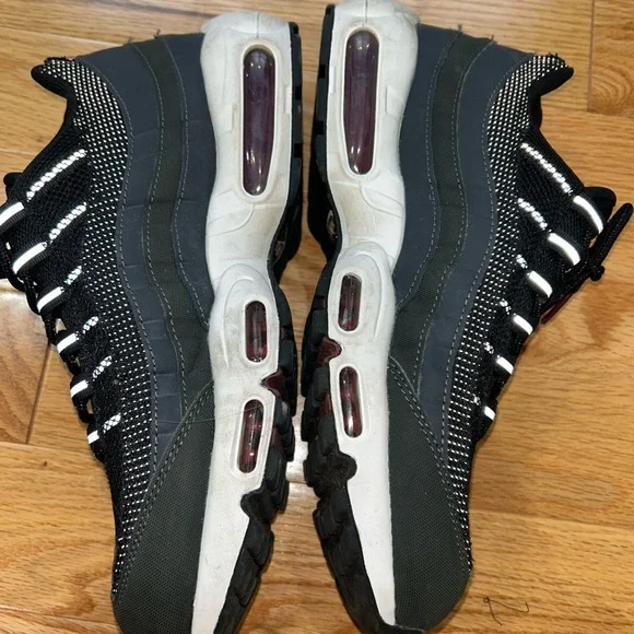 Nike Air Max 95 Red and Black Sneakers size 11 - Picture 4 of 8